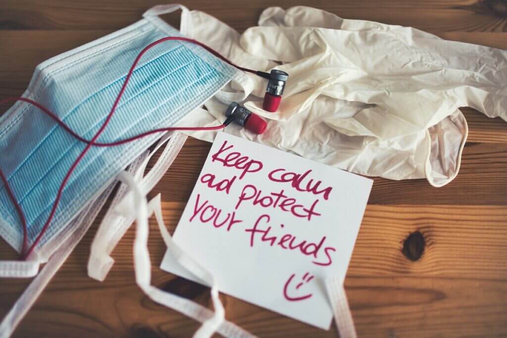 Dancer's kit: mask, gloves, earphones