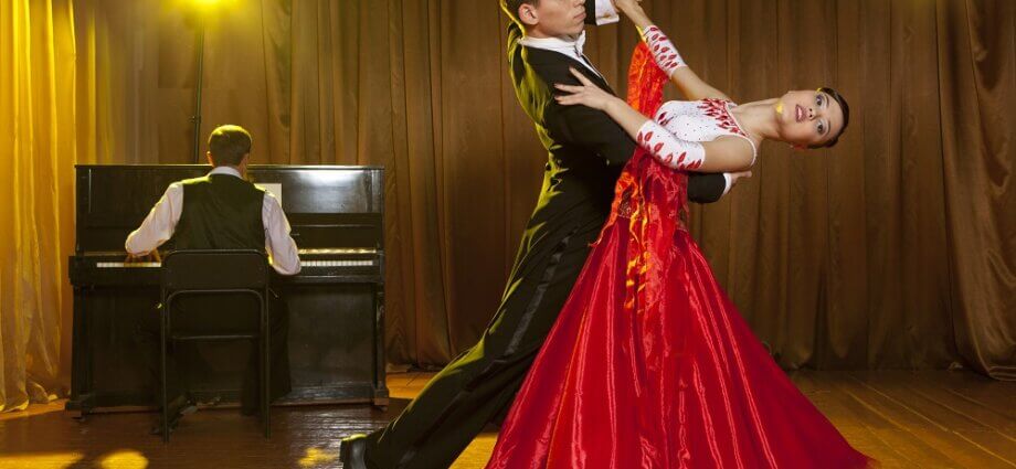 Couple dance the Viennese waltz