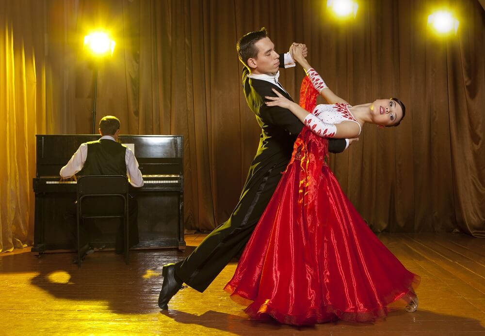 Couple dance the Viennese waltz